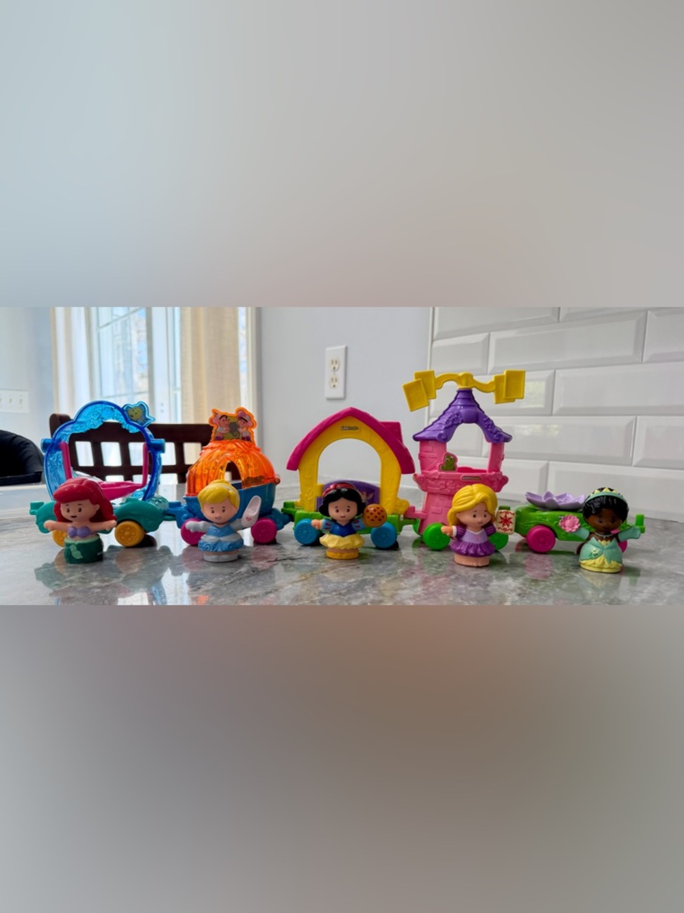 Fisher-Price Little People Princess Carriage set (5 cars & 5 princesses!)